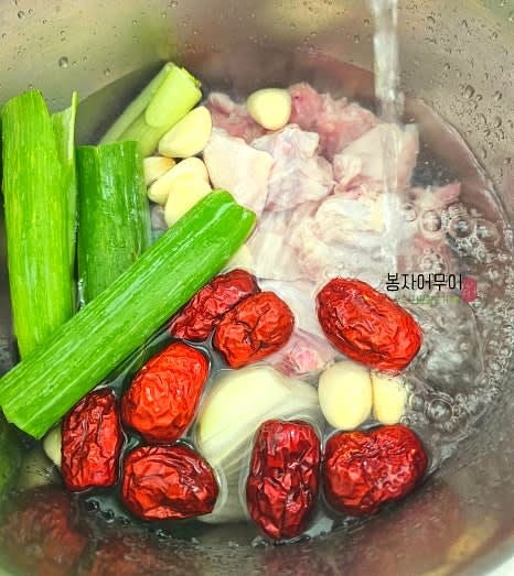 닭볶음탕용 닭을 손질하고 대파, 마늘, 통후추와 함께 냄비에 넣고 물 1.5L를 부어 끓입니다.