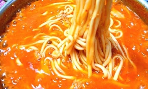 칼국수 면을 삶아 닭한마리에 추가하여 국물과 함께 완성합니다.