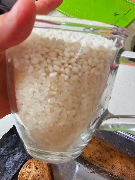 맵쌀과 찹쌀을 2:1 비율로 섞어 깨끗이 세척합니다.