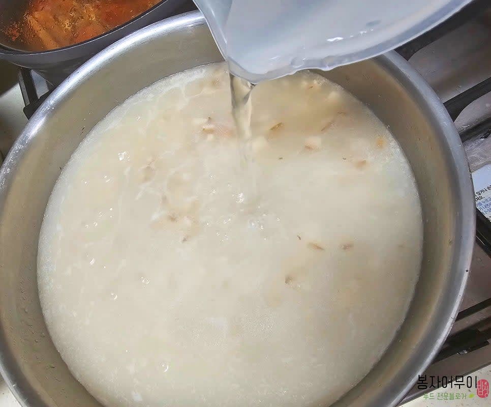 물에 다시마를 미리 담가 두었다가 사용하면 더 맛있습니다.