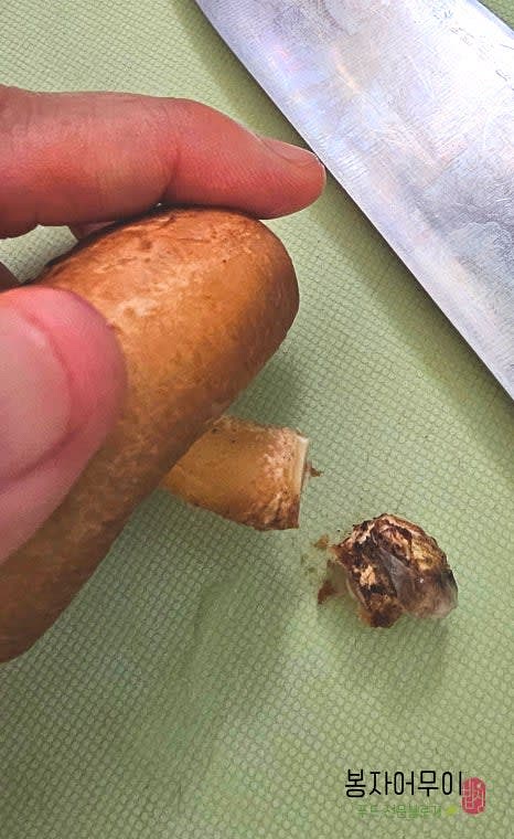 죽이 익는 동안 참마와 고명을 손질합니다. 참마는 깨끗이 씻어 껍질을 벗기고 곱게 갈아줍니다. 계란은 흰자와 노른자를 분리해 각각 고명으로 준비합니다.