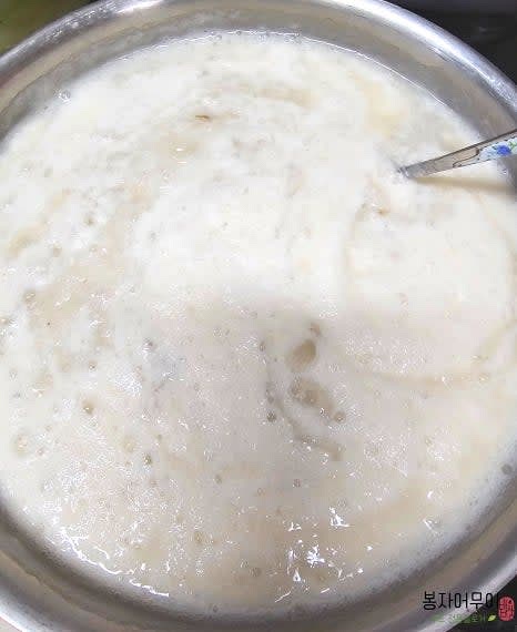 약 20분~25분 동안 중간중간 저어가며 쌀을 끓입니다. 물이 부족하면 조금씩 보충해주세요.