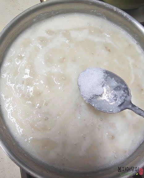 죽과 참마를 잘 섞어주고 약불에서 소금 반 스푼으로 간을 합니다. 간은 약하게 해도 괜찮습니다.