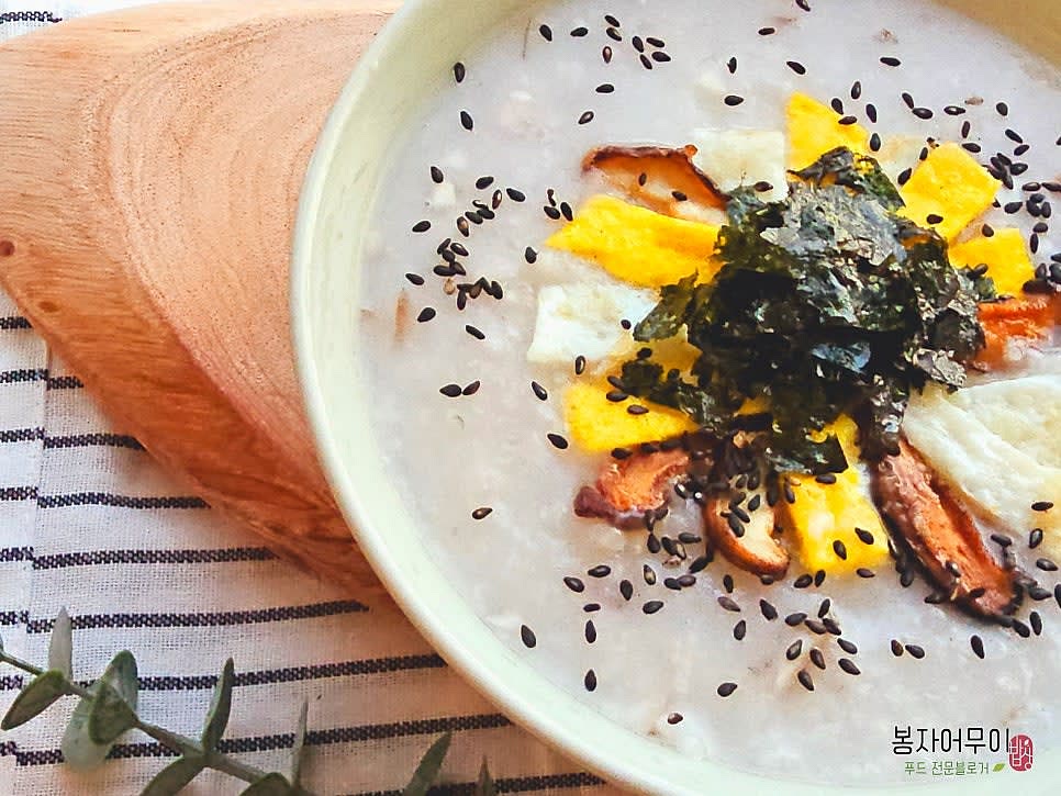 그릇에 완성된 죽을 담고 준비한 계란 고명, 구운 김, 참기름을 뿌려 마무리합니다.