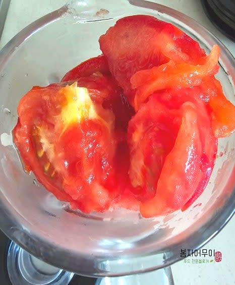 수박과 토마토를 동일한 양으로 잘라 믹서기에 넣습니다.