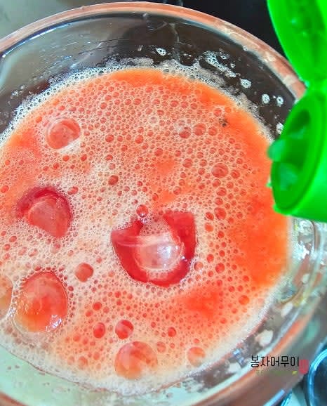 얼음 반컵과 레몬즙 반 티스푼을 넣고 재료를 곱게 갈아줍니다. 꿀은 취향에 따라 추가하세요.