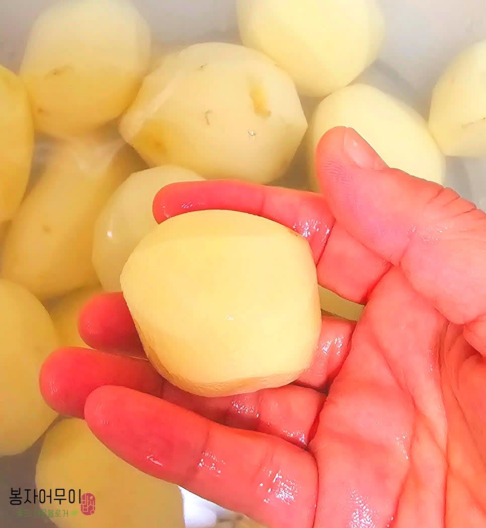 감자를 깨끗하게 씻어 냄비에 담고 소금 반 티스푼과 물 1컵을 부어줍니다.