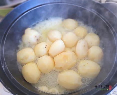 뚜껑을 덮고 10분간 삶아줍니다. 8분에서 10분 정도 지나면 감자의 익힘 정도를 확인하며 조절합니다.