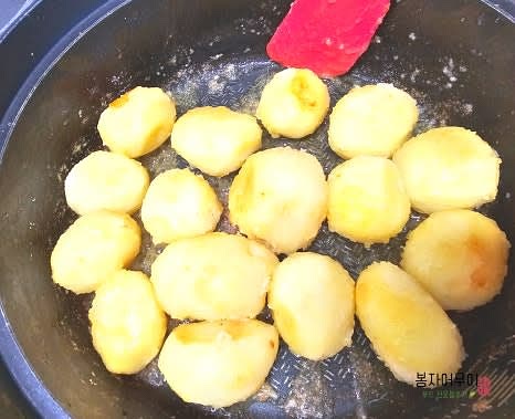 삶아진 감자를 꺼내 버터 30g을 넣고 약한 불에서 섞어줍니다.