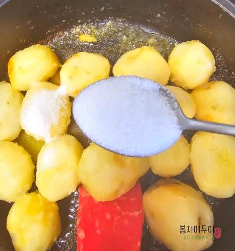 설탕 2스푼을 넣고 부서지지 않게 살살 섞어줍니다.