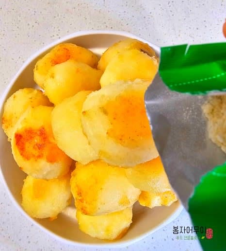 파마산 치즈가루와 파슬리 가루를 뿌려 마무리합니다.