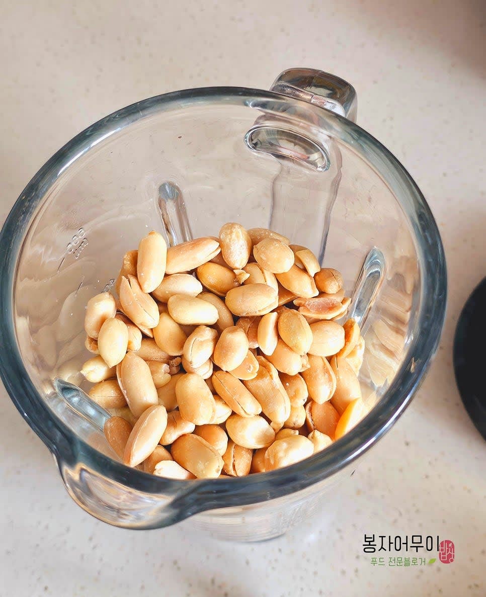 준비된 재료를 모두 한 번에 믹서기에 넣고 잘 갈아줍니다.