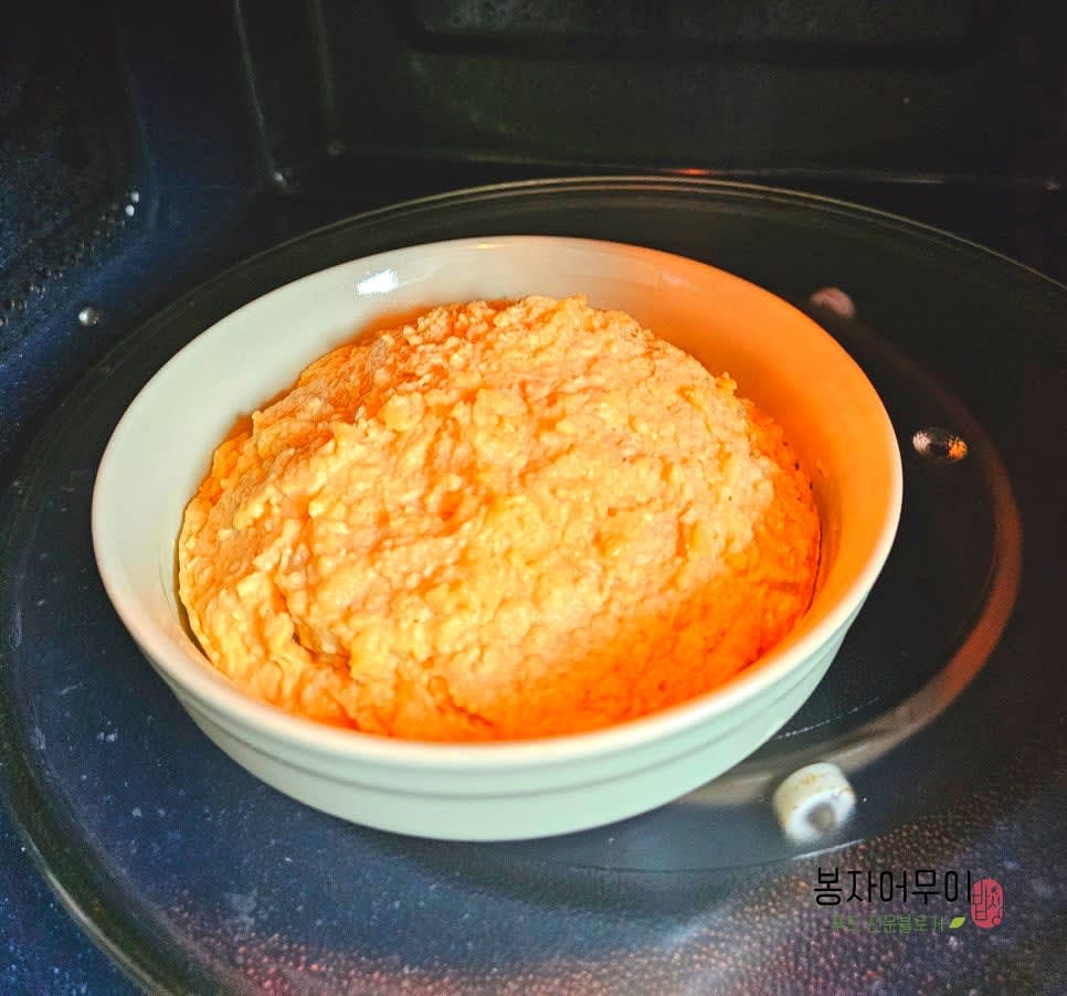 전자레인지에 7분 동안 돌려줍니다. 완성된 땅콩빵을 꺼내어 식혀줍니다.