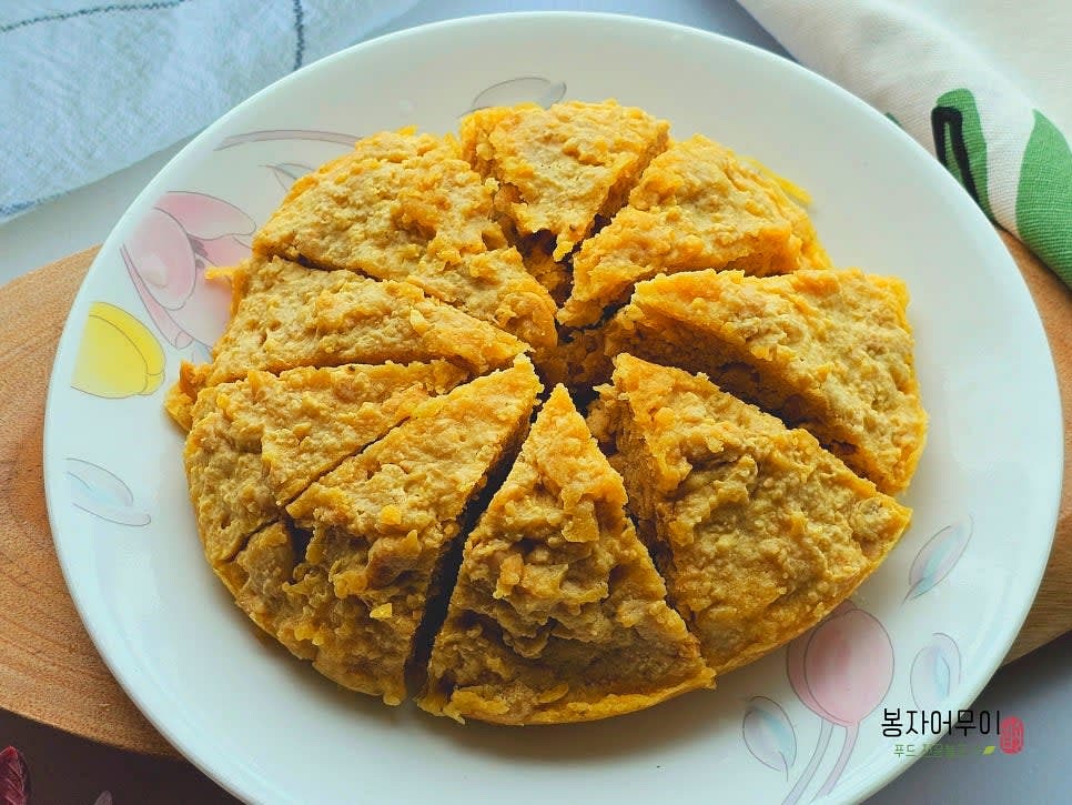 접시에 담아 먹기 좋게 잘라서 서빙합니다.