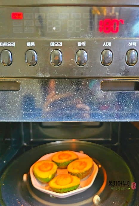 전자레인지에서 180도로 설정 후 6분에서 8분 정도 돌려 계란이 잘 익게 만듭니다. 전자레인지의 종류에 따라 조리 시간을 조절하세요.