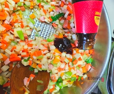 팬에 기름을 두르고 대파를 볶다가 준비한 야채와 밥을 순서대로 넣고 볶아줍니다. 글 소스와 소금을 넣어 간을 맞춥니다.