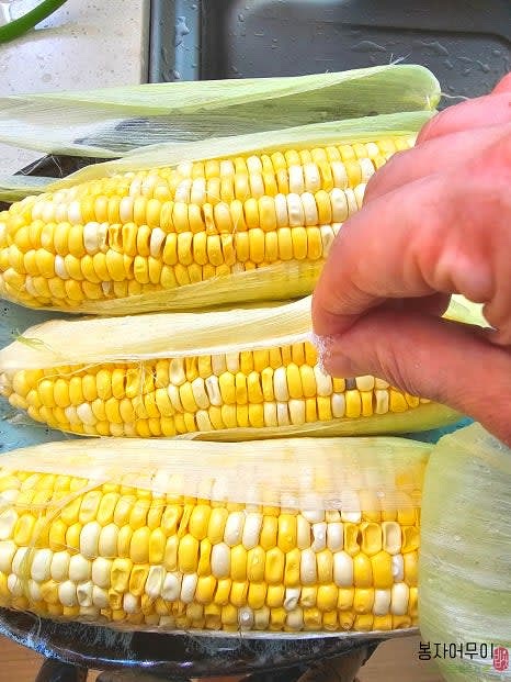 초당옥수수에 소금을 골고루 뿌립니다.