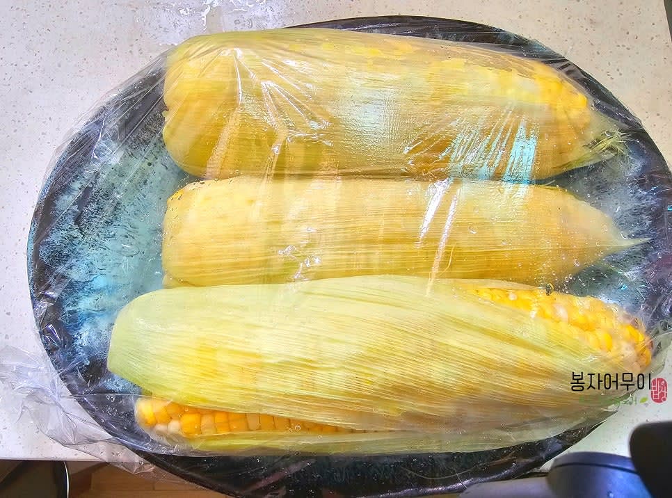 전자레인지 용기를 사용하거나 랩을 사용해 초당옥수수를 넣습니다. 랩을 사용할 경우 젓가락으로 구멍을 여러 개 내줍니다.