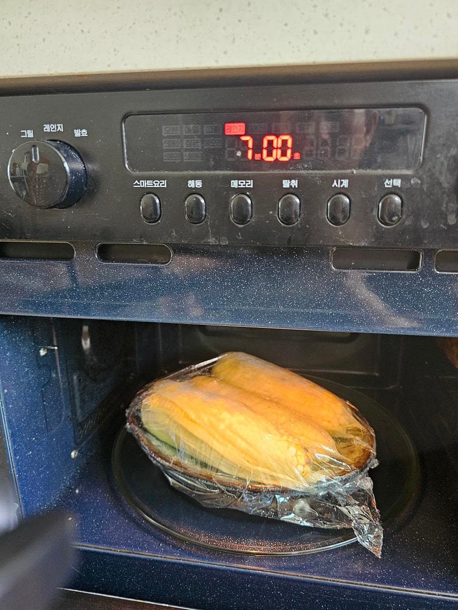 전자레인지에서 초당옥수수를 돌리는데 옥수수 개수에 따라 시간은 1개 2-3분, 2개 5-6분, 3개 7-8분, 4개 10분으로 조정합니다.