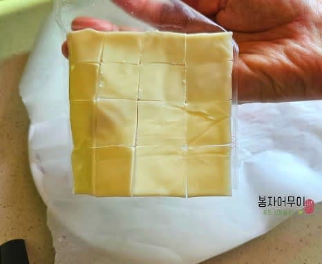 치즈 1장을 4x4로 등분하여 16조각으로 자릅니다.