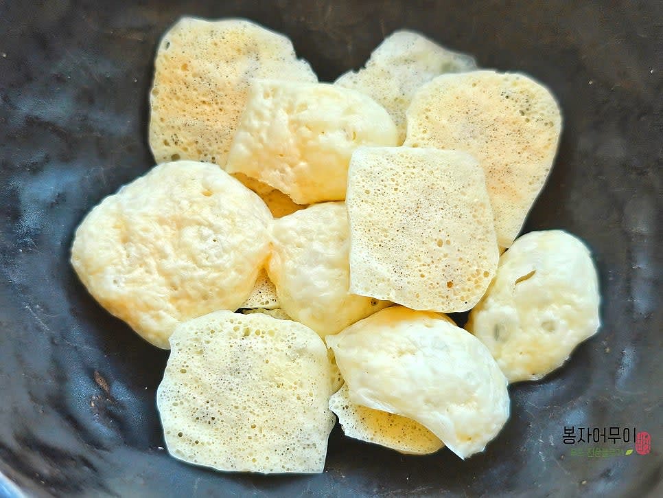 식힌 치즈 과자를 종이에서 떼어 그릇에 담아 완성합니다.