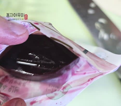 비트를 자숙 상태로 준비하여 얇게 채 썰어줍니다. 자숙 비트가 없으면 일반 비트를 구매해 사용하세요.