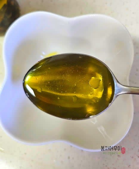 샐러드 소스를 만듭니다: 감식초, 간장, 올리고당, 레몬즙, 올리브오일을 섞어줍니다.