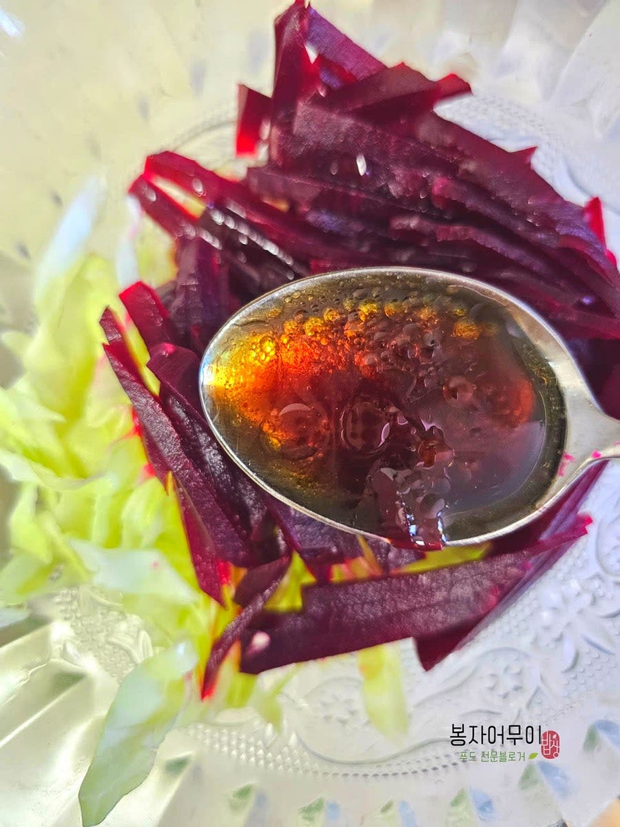 채 썰어둔 양배추와 비트를 잘 섞고 샐러드 소스를 뿌려줍니다.