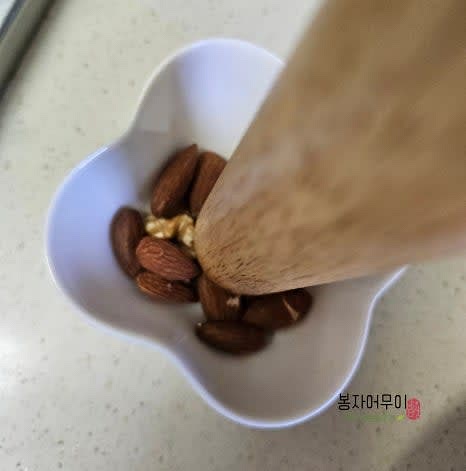 건과류를 방망이로 살짝 부수거나 통째로 샐러드 위에 뿌려줍니다.