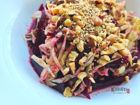 완성된 샐러드를 접시에 담아내면 됩니다.