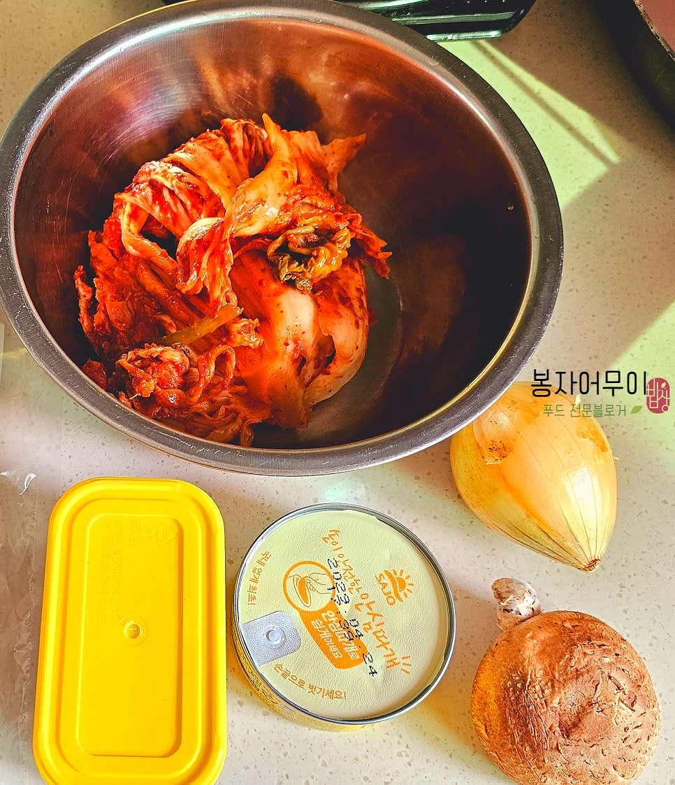 묵은지와 참치를 준비합니다. 리챔, 양파, 표고버섯도 깨끗이 세척하고 다져줍니다.