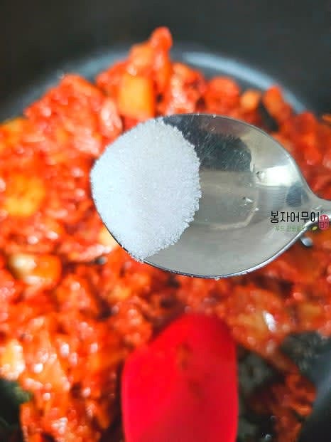 김치를 다져서 설탕 반 스푼을 섞어 신맛을 제거합니다.