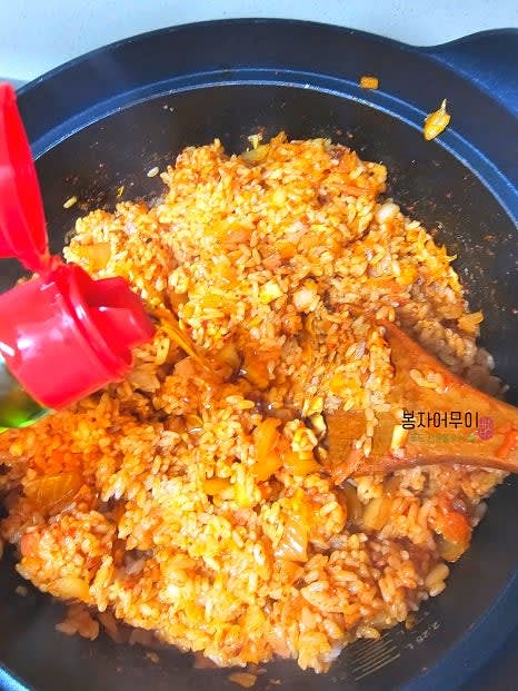 밥 4공기와 김치 국물 2국자를 넣고 간을 하지 않고 잘 섞어줍니다.
