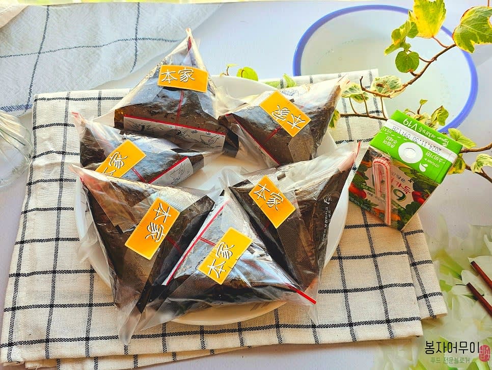 완성된 삼각김밥을 접시에 담아 맛있게 즐깁니다.