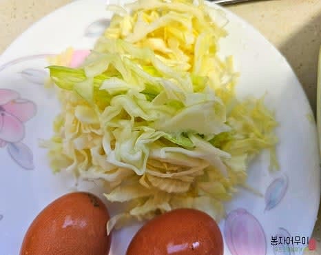 양배추는 물에 잠시 담가서 농약성분을 제거하고 흐르는 물에 세척합니다.