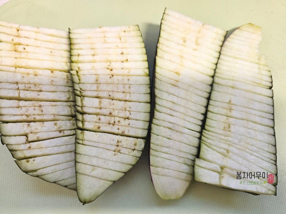 가지는 속살에 칼집을 촘촘하게 내어줍니다. 자르지 않게 조심합니다.