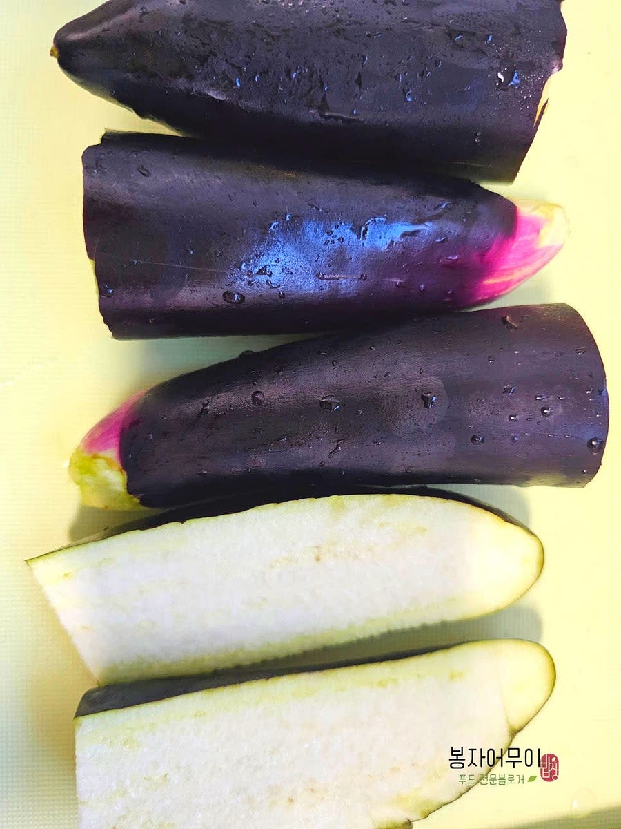 가지는 반을 자르고 가로로 다시 반을 잘라줍니다.