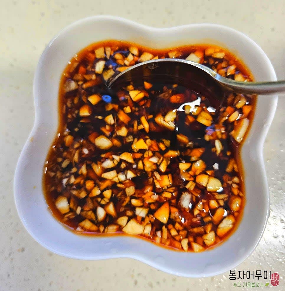 양념소스를 만듭니다. 간장 4스푼, 맛술 4스푼, 다진 마늘 1스푼, 양파당 2조각(또는 설탕 1스푼)을 섞어 소스를 완성합니다. 양파당이 없을 경우 설탕 1스푼을 대체로 사용합니다.