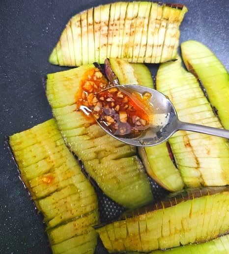 기름을 넉넉히 두른 프라이팬에 가지를 앞뒤로 노릇노릇하게 굽다가 준비한 양념소스를 골고루 부려줍니다.