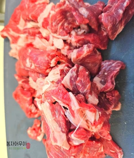 소고기를 깨끗이 헹구고 키친타올로 핏물을 제거합니다.