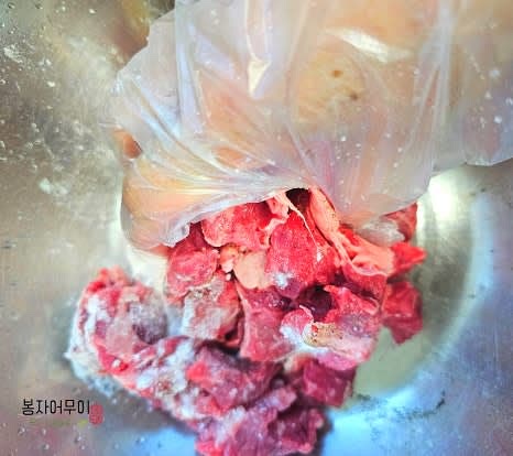 소고기를 한 입 크기로 먹기 좋게 썰어 감자 전분 1스푼, 소금 반 스푼, 후추 듬뿍을 넣어 조물조물 섞어줍니다.