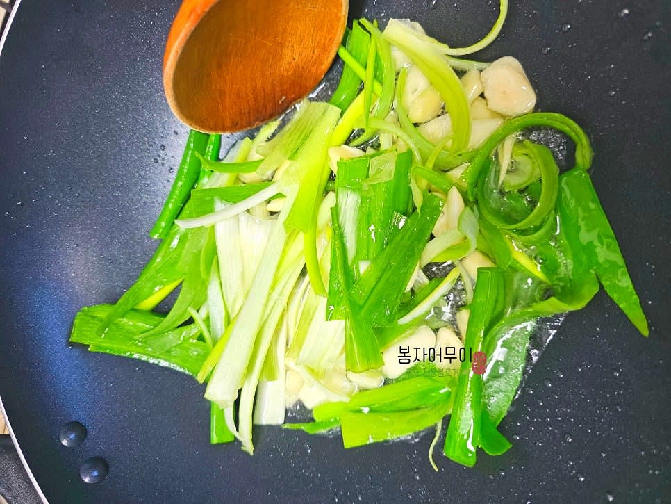 프라이팬에 기름을 넉넉히 두르고 대파와 마늘을 넣어 향이 날 때까지 볶습니다.