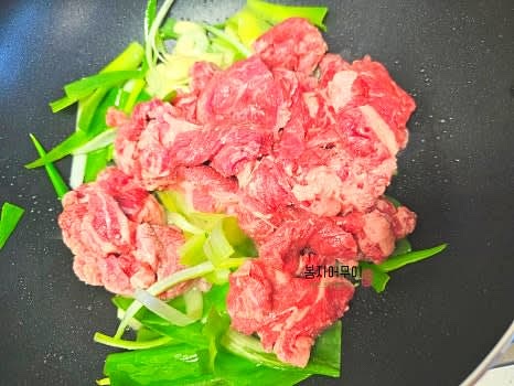 향긋한 냄새가 올라오면 소고기를 넣고 어느 정도 익을 때까지 볶습니다.