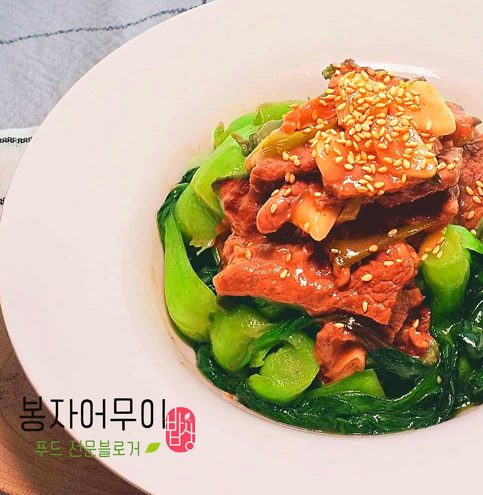 접시에 담아 따뜻하게 서빙합니다.