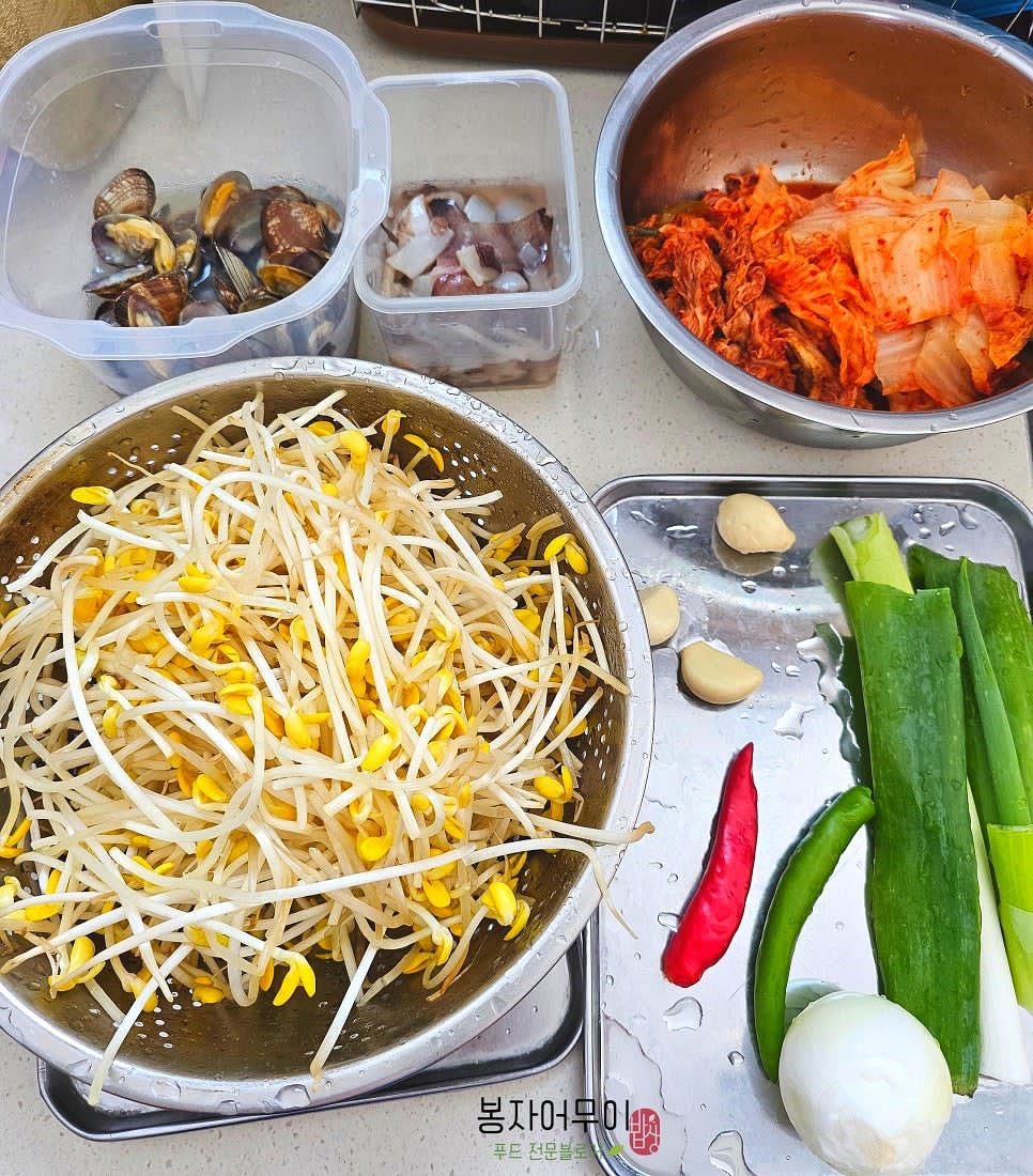 콩나물을 600g 사서 100g을 아들에게 먼저 끓여 먹이고 500g을 준비합니다.