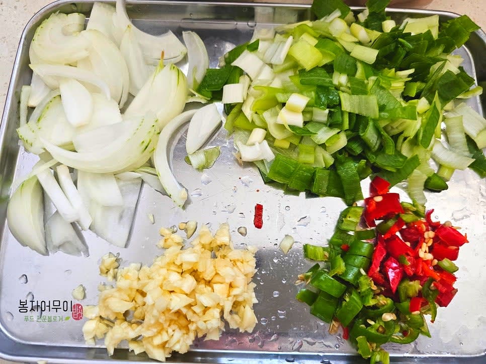 양파는 반 개를 잘게 썰고, 마늘 4개를 다진 후 대파를 썰어 준비합니다.