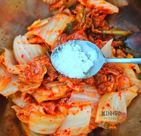 묵은지를 먹기 좋게 잘라 참기름 1스푼과 설탕 1스푼에 버무립니다.