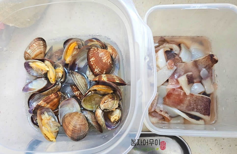 오징어는 손질해서 먹기 좋게 잘라두고, 바지락은 미리 살짝 삶아 준비합니다.