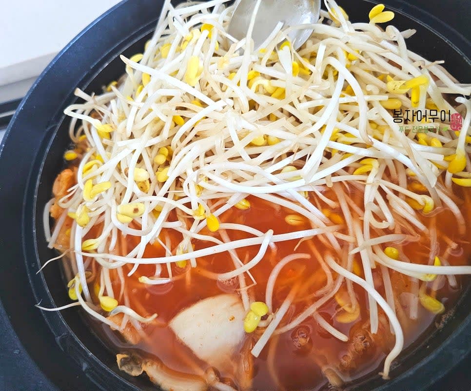 끓인 멸치육수에 묵은지와 콩나물을 넣고 뚜껑을 덮어줍니다.