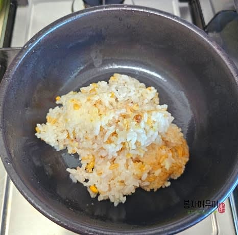 밥을 넣고 콩나물 해장국을 올려줍니다.